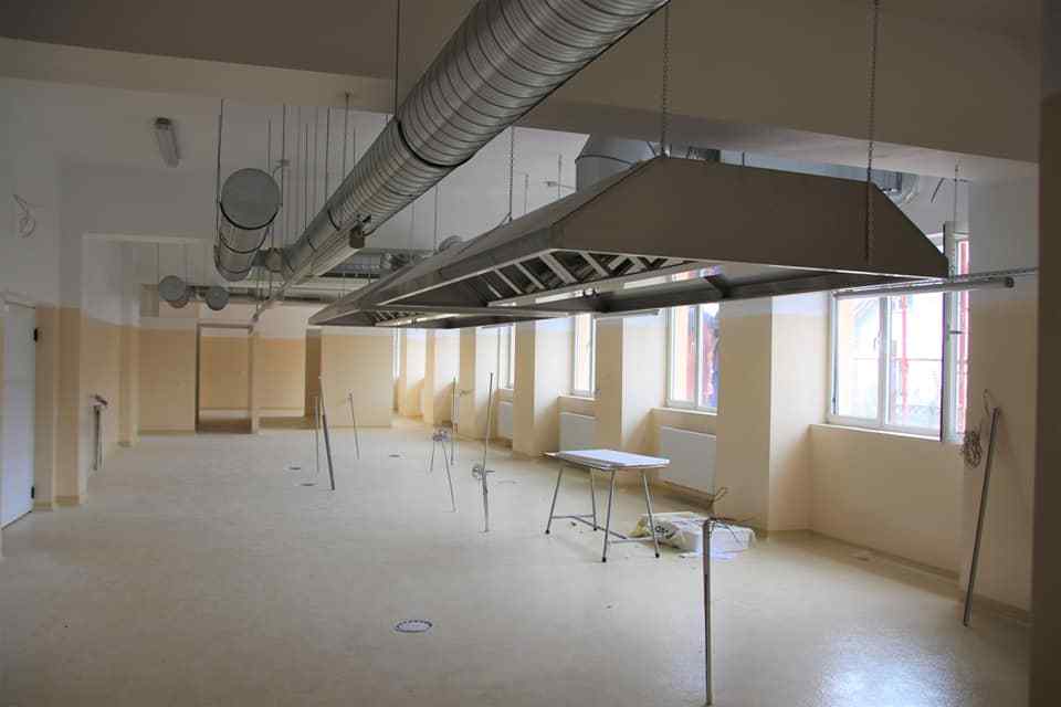 Lucrările la pavilionul destinat preparării hranei şi servirii mesei de la Colegiul Naţional Militar „Mihai Viteazul” din Alba Iulia aproape de final