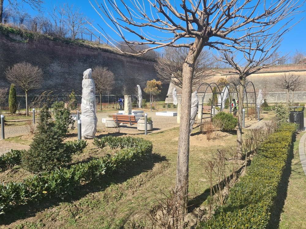 Curățenie, plantări și toaletări în Grădina Romană din Cetatea Alba Carolina