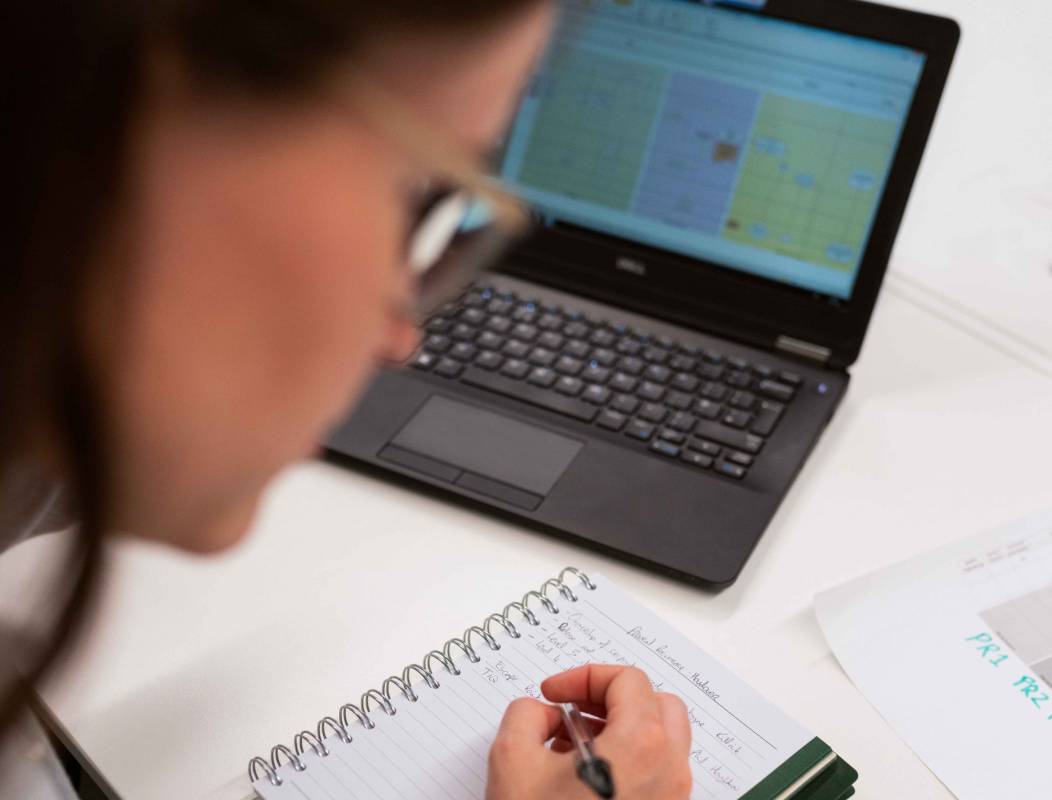 Ministerul: Educației: ”Între 12 și 29 aprilie, elevii din anii terminali vor participa online la toate activităţile didactice!”