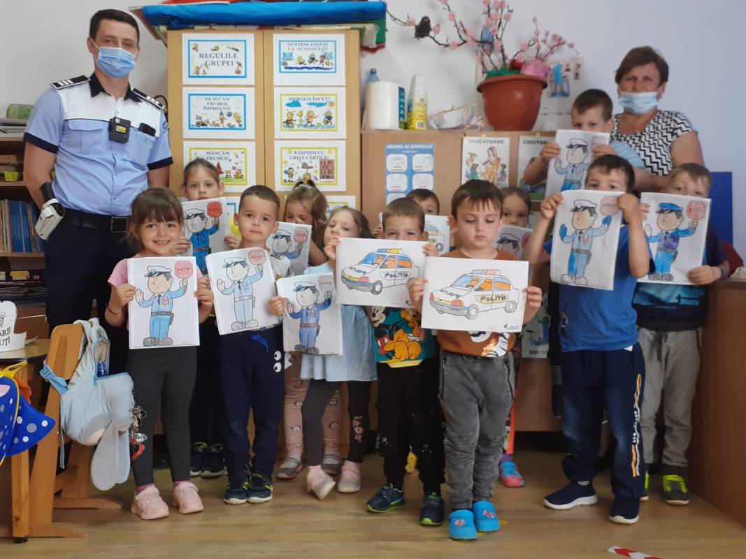 ZIUA INTERNAŢIONALĂ A COPILULUI SĂRBĂTORITĂ, ÎN AVANS, DE PREȘCOLARII DIN CÂMPENI, ALĂTURI DE POLIŢIŞTI