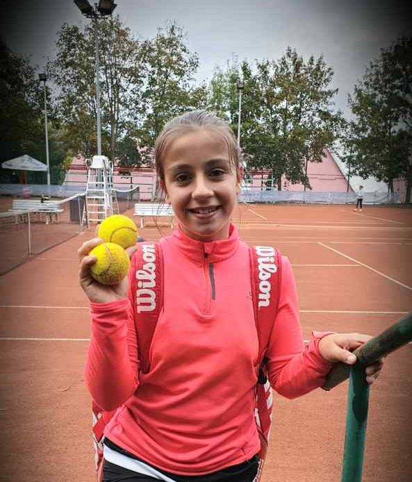 Participare în premieră la un turneu internațional a jucătoarei de tenis din Sebeș, Giulia Pienariu!