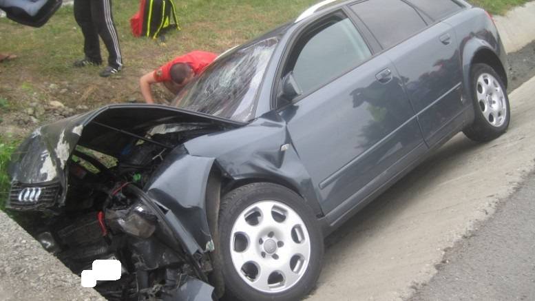 Un tânăr a acroșat cu autoturismul un podeț de beton de pe strada Principală din Lopadea Nouă