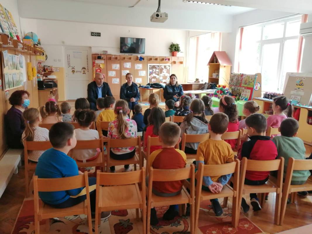 SIGURANȚA, SUBIECT DE DISCUȚIE AL POLIȚIȘTILOR CU PREȘCOLARII