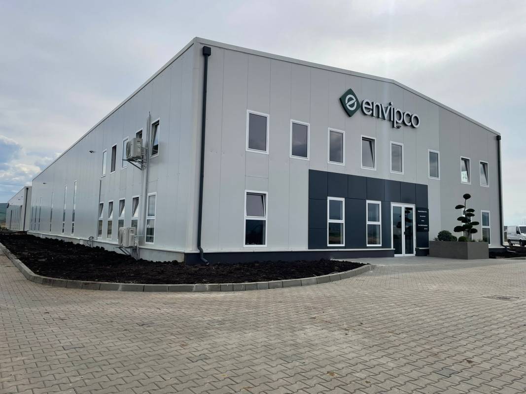 La Sebeș a fost inaugurată singura fabrică din România care produce echipamente inteligente de colectare selectivă a ambalajelor de băuturi