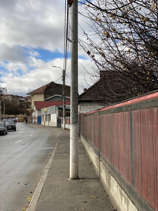 Stâlpi în mijlocul trotuarului la Aiud!?!