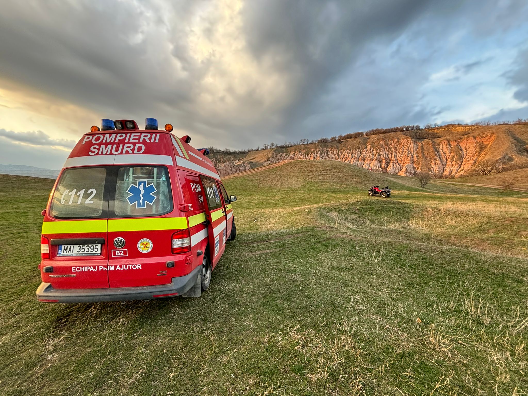 Două persoane s-au răsturnat cu un ATV la Râpa Roșie în Sebeș