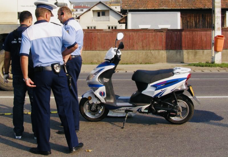 Bărbat de 69 fără permis de conducere, prins de polițiști pe un moped neînmatriculat