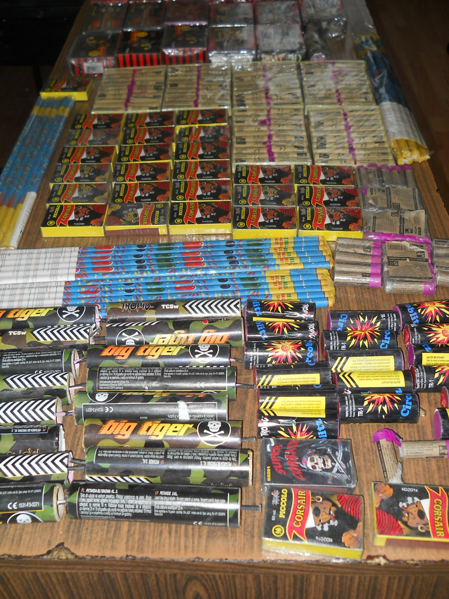 Peste o tonă de articole pirotehnice deținute ilegal, descoperite de polițiștii din Argeș