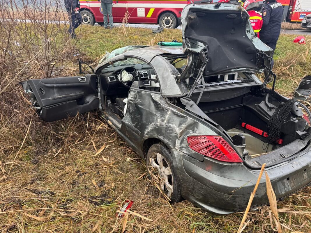 Mașină condusă de o șoferiță de 20 de ani, s-a răsturnat în afara părții carosabile