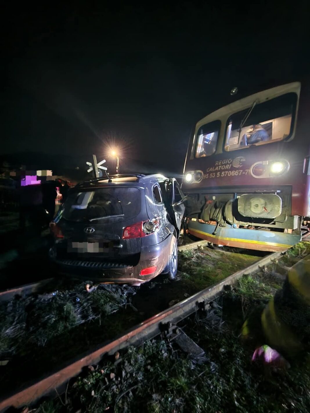 Mașină lovită de tren la Tăuți