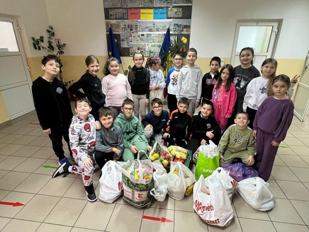 Campania „Faptele credinței”, derulată la Școala Gimnazială Nr2 Sebeș. Elevii au împărțit alimente copiilor unei Case de tip familiar Vingard