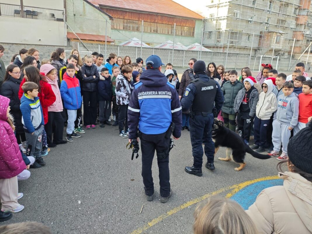 Acțiuni preventive derulate de jandarmii din Alba, la Școala Gimnazială „Avram Iancu” din Zlatna, privind dezvoltarea unui comportament responsabil și creșterea gradului de conștientizare asupra riscurilor specifice vârstei