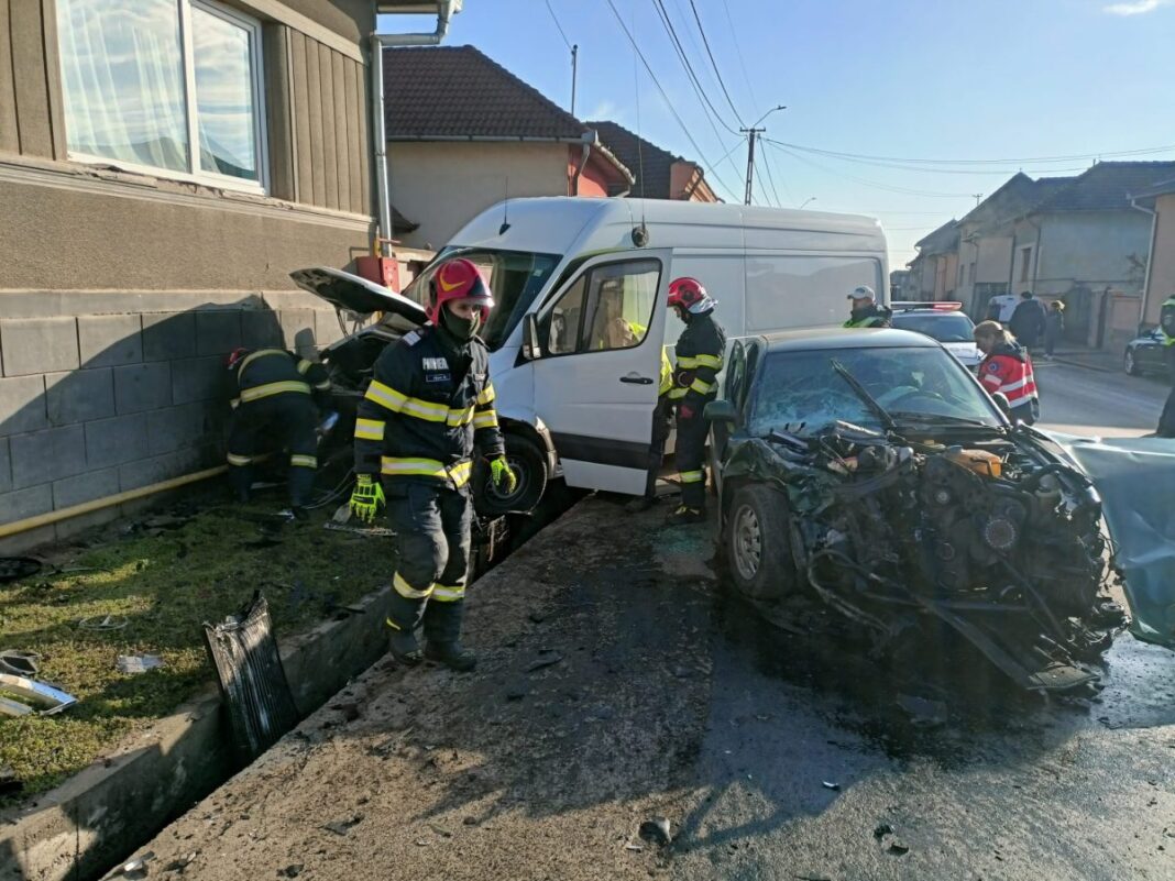 Coliziune între 3 autoturisme la Ighiu. Trei persoane au avut nevoie de îngrijiri din partea medicilor, una a fost transportată la spital