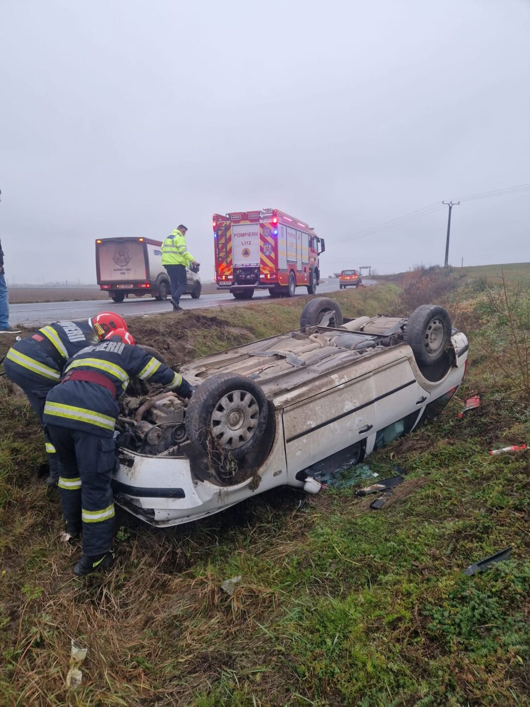 Mașină răsturnată în afara părții carosabile la Vințu de Jos