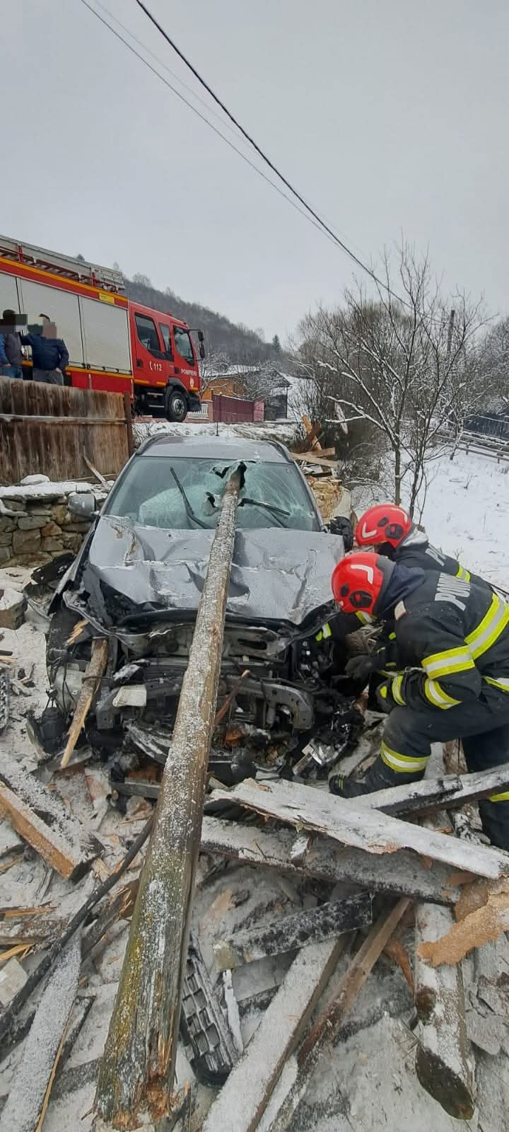 Mașină răsturnată la Bucium. A ajuns în curtea unei locuințe