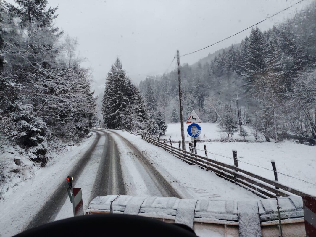 Autoritățile din Alba în alertă. Drumarii intervin pe drumurile din județ