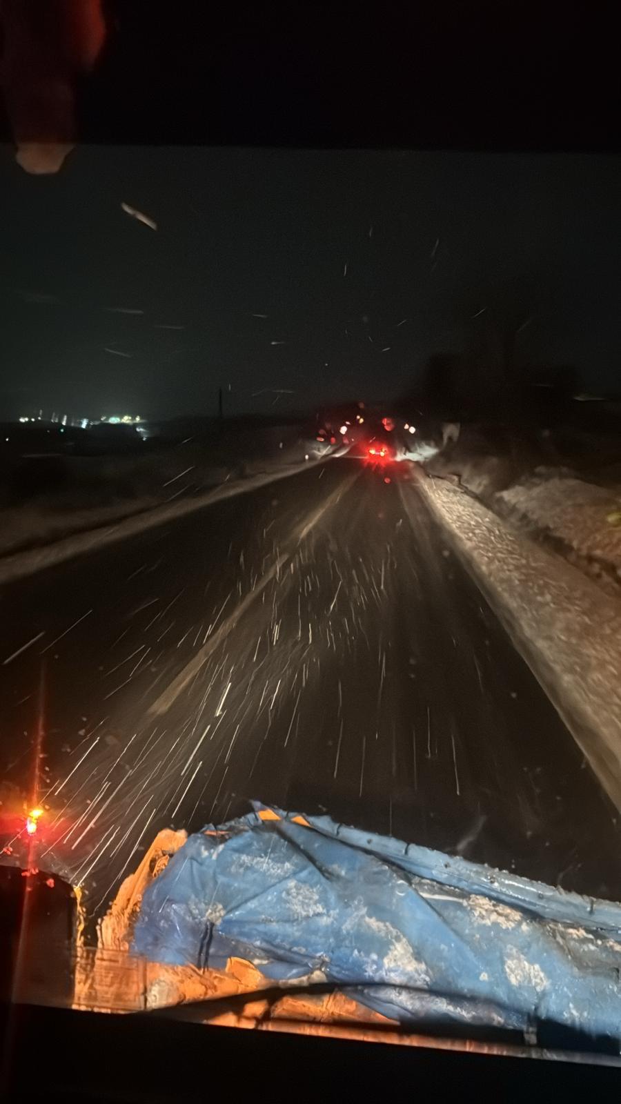 Peste 40.000 locuitori fără energie electrică, 8.000 locuitori fără apă potabilă în urma Codului Portocaliu. Mai multe drumuri blocate de arbori căzuți pe carosabil