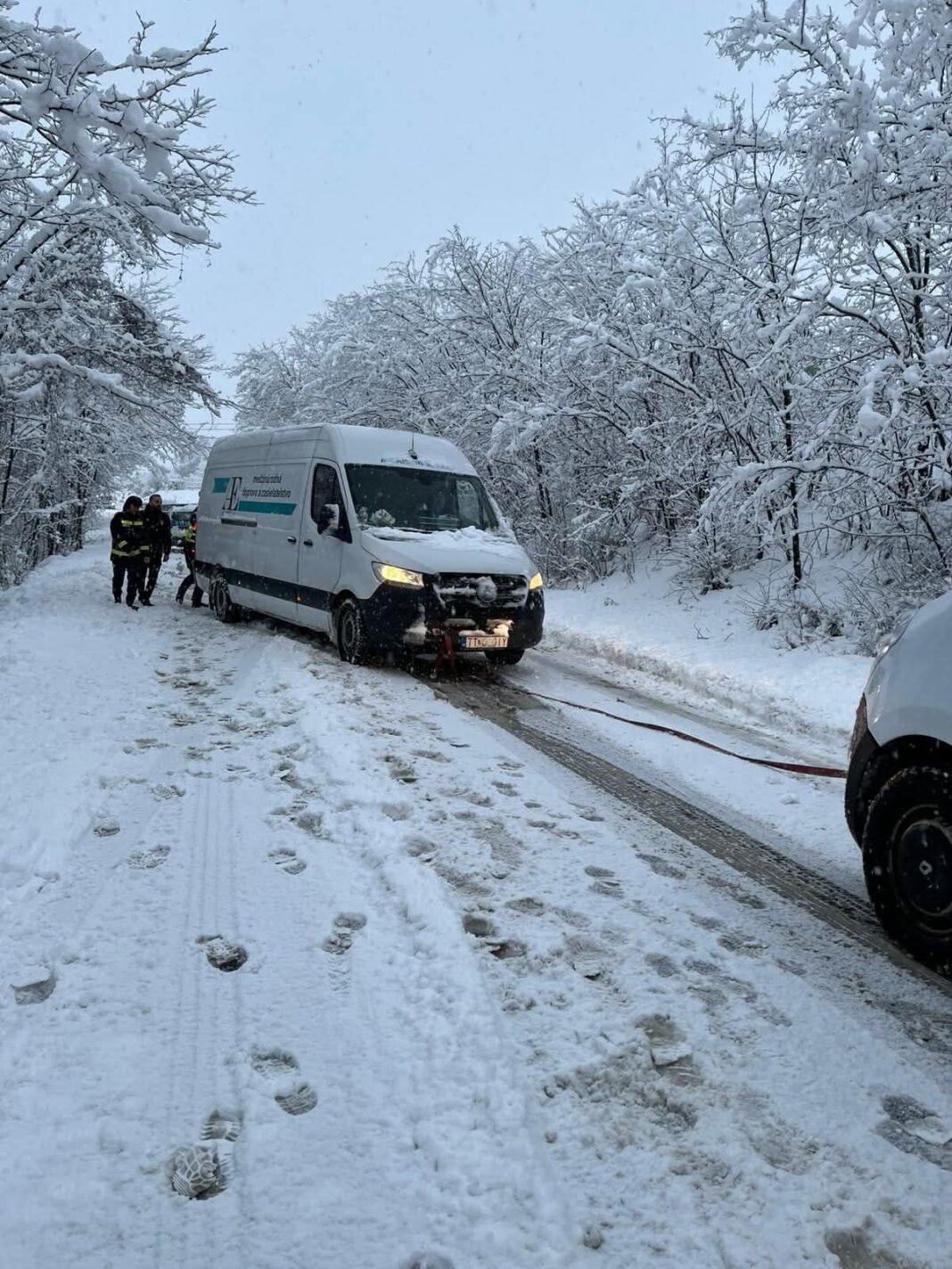 Exemplu de responsabilitate și spirit civic din partea unui jandarm din Alba. A ajutat un șofer slovac, ieșit cu mașina în afara drumului