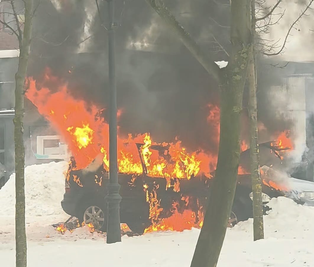 Alba Iulia: Două mașini cuprinse de un incendiu în zona Casei de Cultură din Alba Iulia