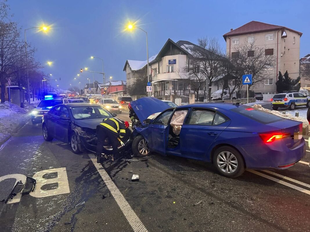 Coliziune între 2 autoturisme în Alba Iulia. Patru persoane rănite ușor