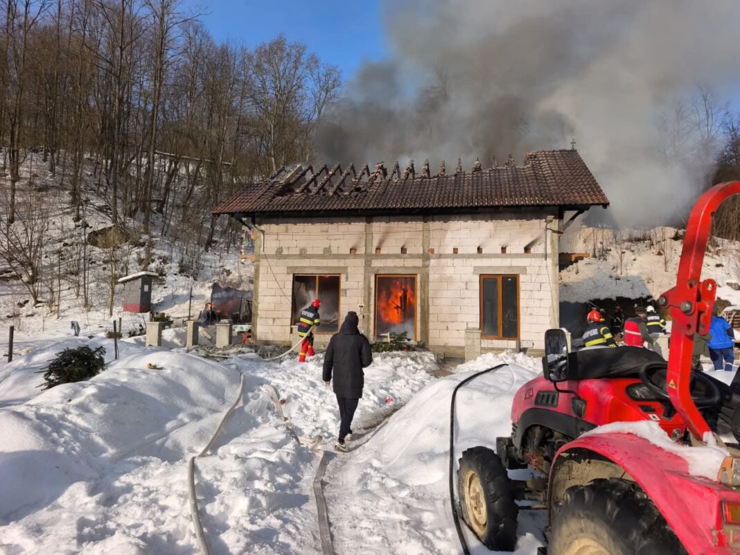 Incendiu la Ceru Băcăinți: 0 casă de locuit cuprinsă de flăcări