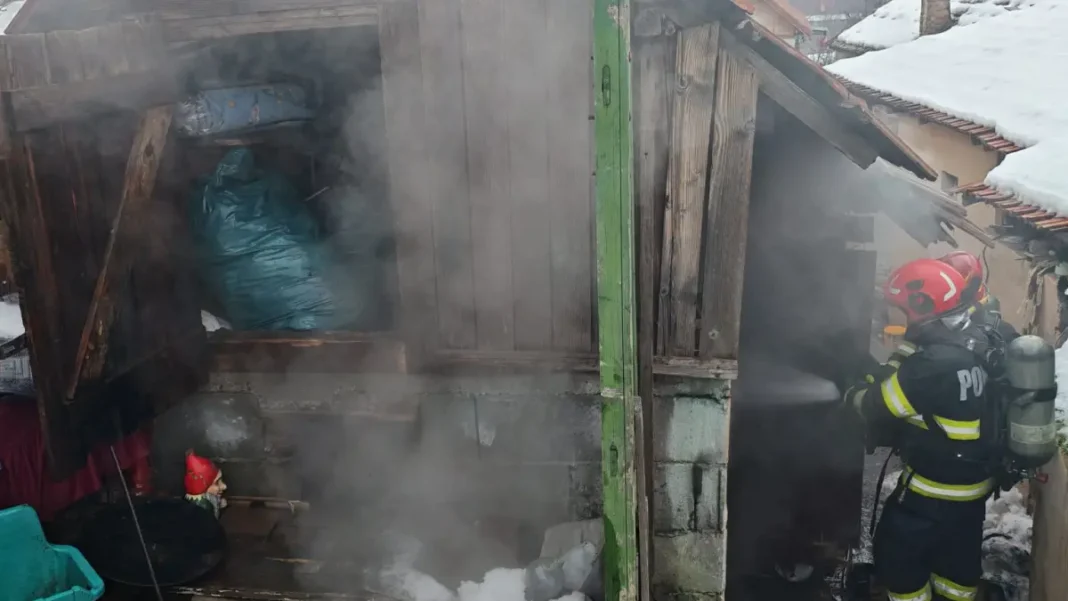 Anexă gospodărească cuprinsă de flăcări la Petrești