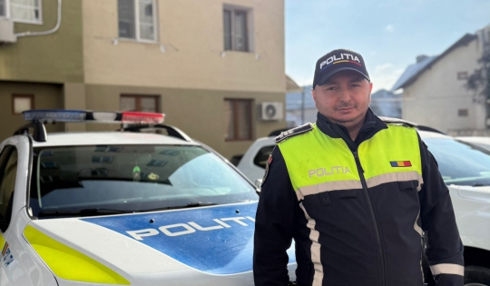 Posesorul unui mandat al pedepsei cu închisoarea, reținut de un polițist aflat în timpul liber