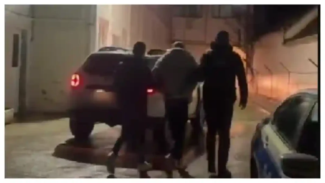 A furat două sticle de alcool din casa unui bărbat. Tânăr din Blaj, reținut de polițiști