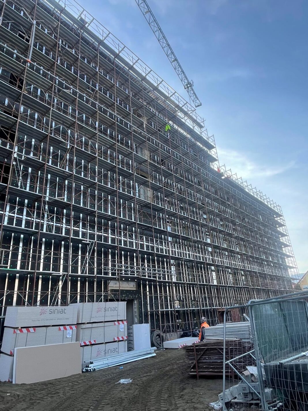 A fost semnat contractul de finanțare pentru continuarea lucrărilor la noul corp de spital, prin Programul Sănătate. Spitalul județean va avea secții de oncologie medicală, radioterapie, hematologie și un heliport