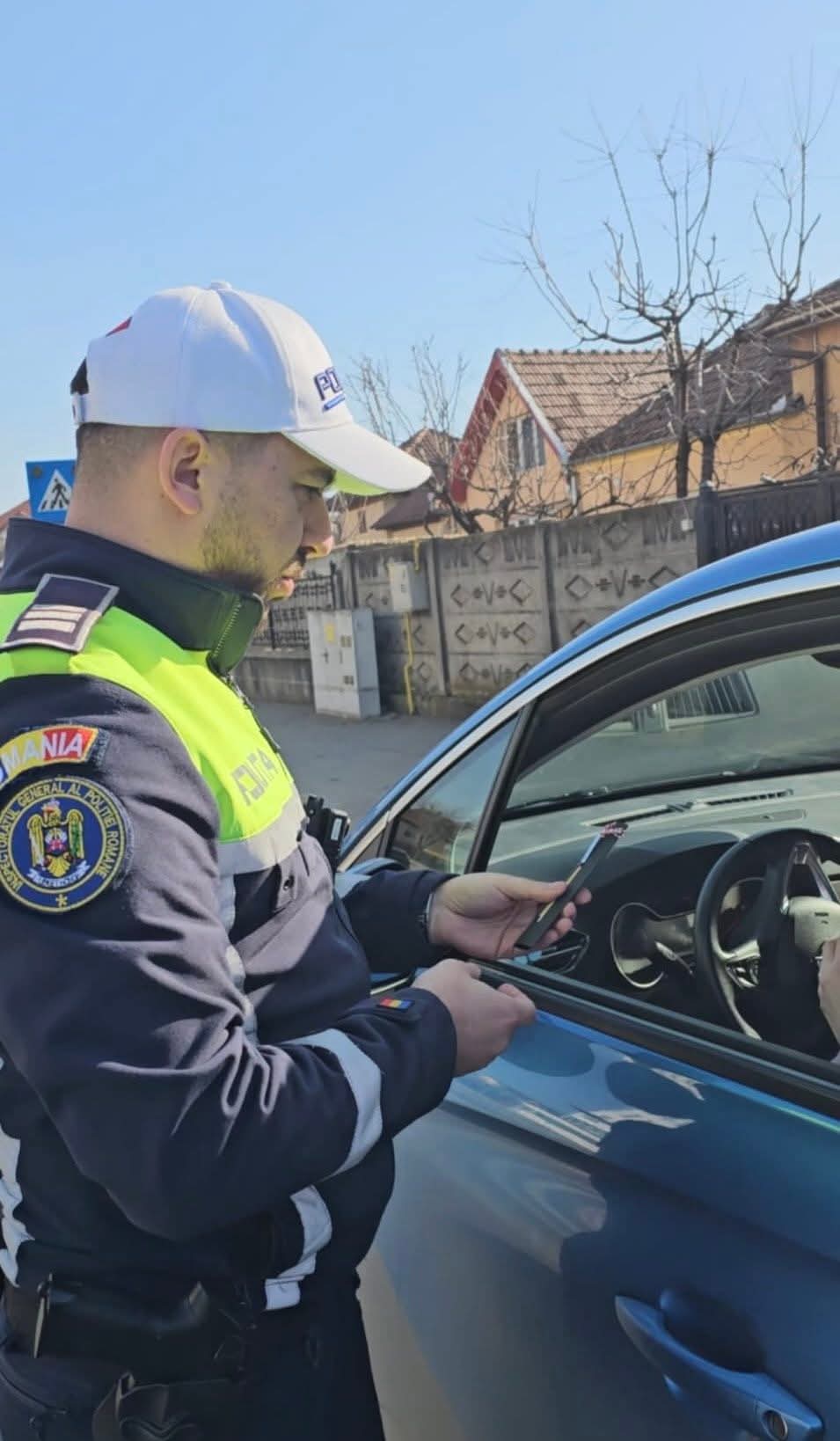 Polițiștii din Alba au oferit flori și mărțișoare doamnelor și domnișoarelor în prima zi de primăvară