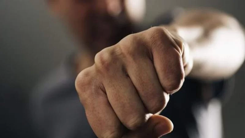 Și-a amenințat tatăl, apoi și-a agresat fratele. Bărbat din Bistra, reținut de polițiști