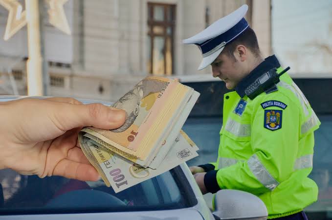Șofer din Cugir, cercetat pentru dare de mită. Bărbatul a încercat să îi ofere bani unui agent de poliție