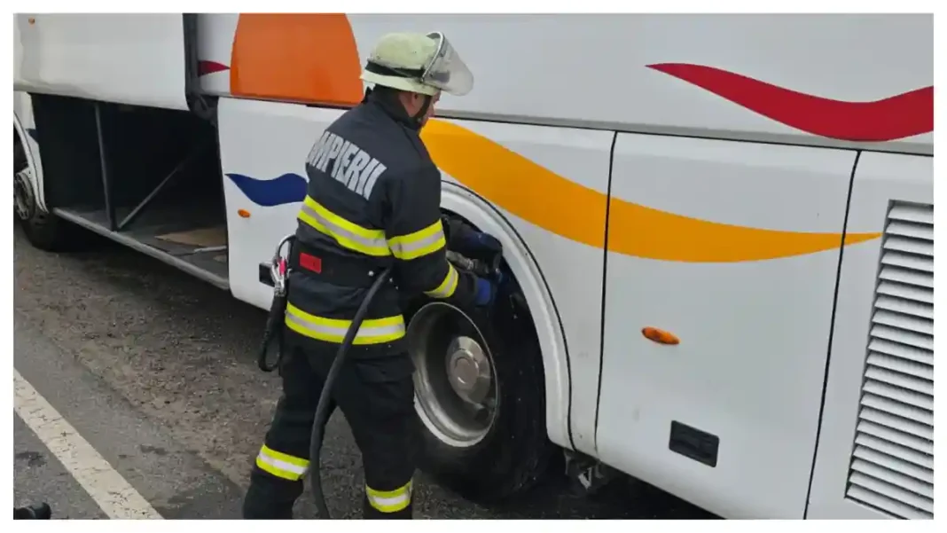 Incendiu la un autocar la Unirea: 50 de persoane s-au autoevacuat
