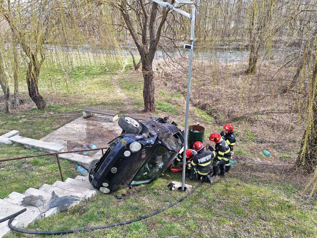 Accident pe DN 67C: Două mașini s-au lovit, după care au ieșit în afara părții carosabile. Au intervenit pompierii