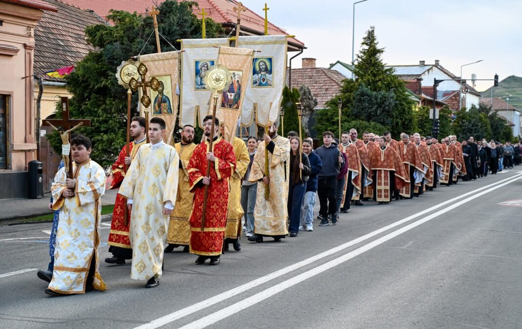 Credincioșii din Blaj, uniți în rugăciune pe Calea Crucii, în Săptămâna Mare