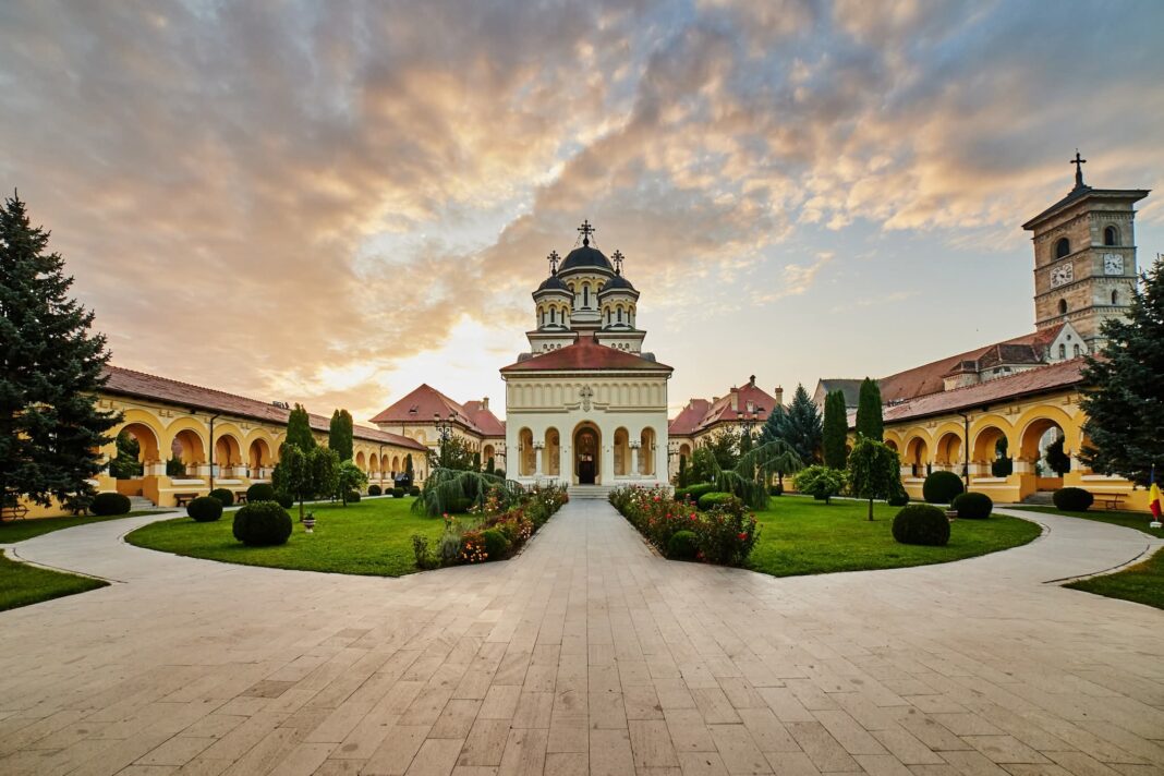 Pâinea binecuvântată („paștile”) și Sfânta Lumină vor fi distribuite la Catedrala Arhiepiscopală din Alba Iulia