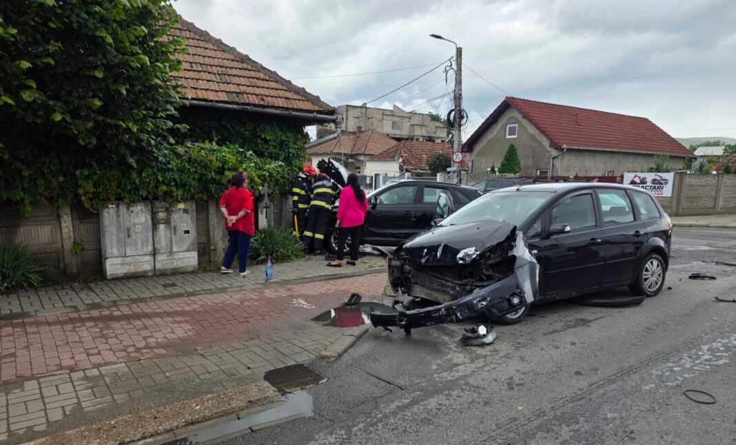 Coliziune între două mașini, în sensul giratoriu de la Bărăbanț