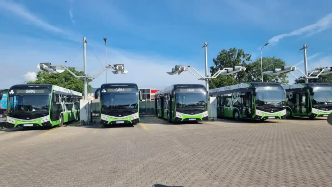 Alba Iulia, fără transport public de o lună: Șoferii STP încep protestele în fața Primăriei