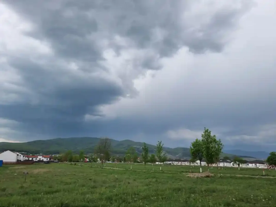 Avertizare Cod Galben: Instabilitate atmosferică și fenomene meteo severe în județul Alba