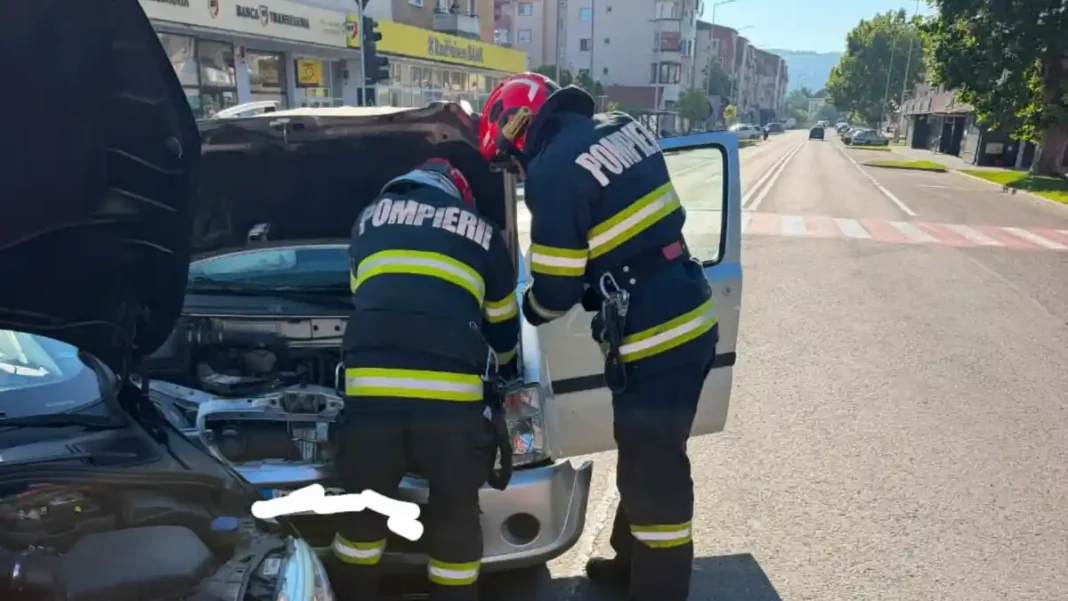 FOTO | Coliziune între două autoturisme pe Bulevardul Lucian Blaga din Sebeș