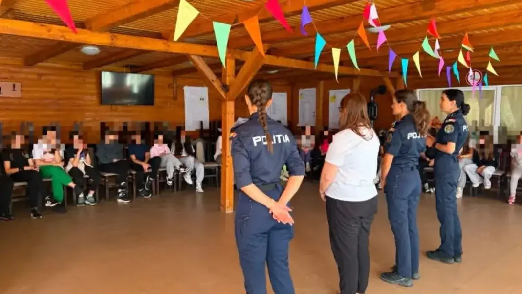 Foto | Polițiștii din Alba combat bullyingul în taberele de vară alături de sute de copii