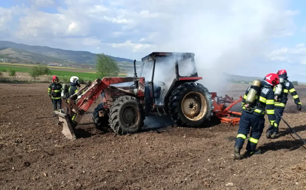 Incendiu în Șeușa: Un utilaj agricol cuprins de flăcări, pompierii intervin prompt