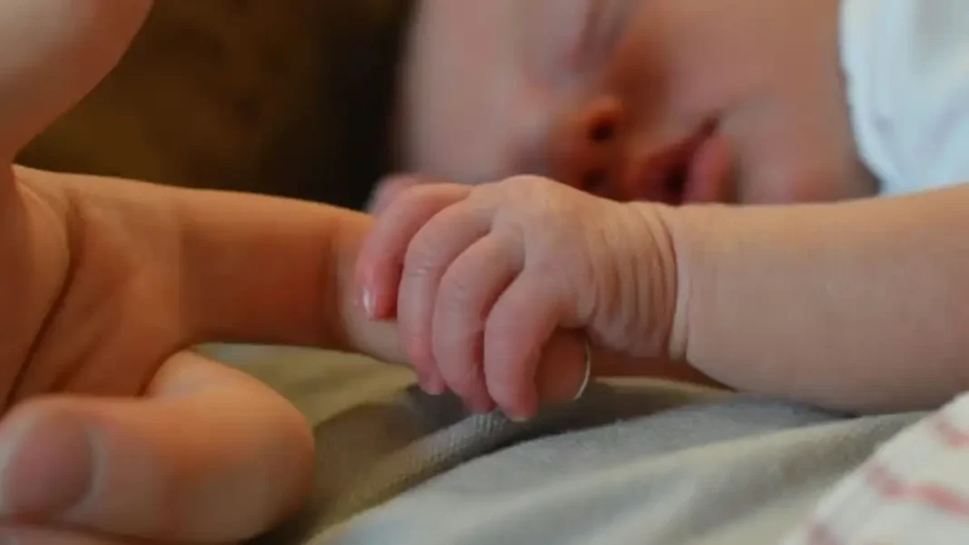 Mamă biologică din Blaj, acuzată de naștere sub identitate falsă. Trei persoane, în fața instanței