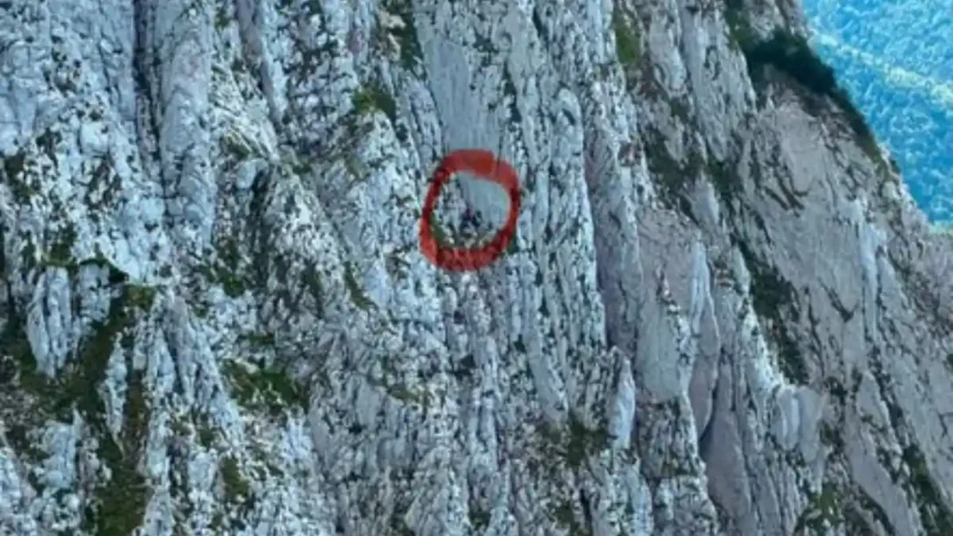 Operațiune de Salvare de 7 Ore: Turiști Blocați în Masivul Piatra Craiului Recuperați dintr-o Zonă Periculoasă
