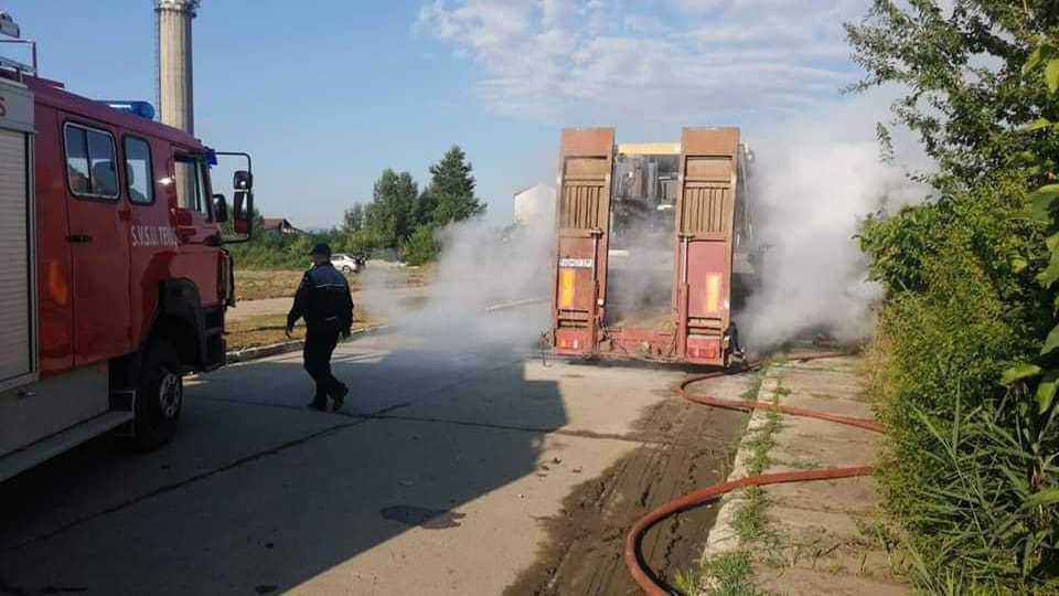 Pompierii din Blaj intervin la un incendiu izbucnit la o combină agricolă în Cergăul Mic