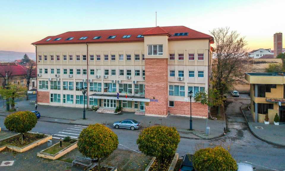 Primăria Alba Iulia Reușește Să Obțină Suspendarea Executării Silite Inițiate de STP: Motivele Deciziei Judecătoriei