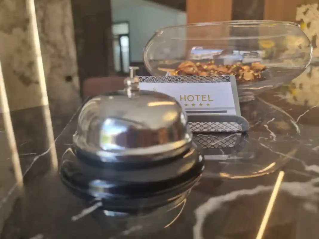 Reglementări noi pentru hoteluri și pensiuni: De la aer condiționat obligatoriu la stații de încărcare pentru vehicule electrice, schimbări majore în turism
