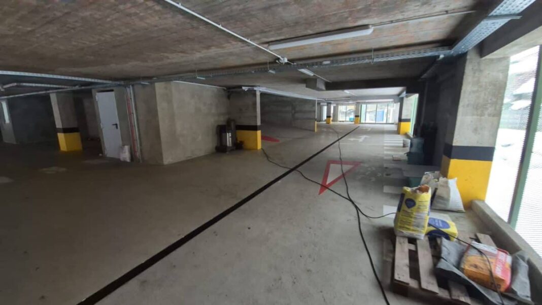 Situația primei parcări supraetajate din Alba Iulia: Motivele nefuncționalității și posibila dată de inaugurare