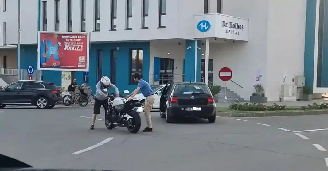 VIDEO | Coliziune între o motocicletă și un autoturism în sensul giratoriu de pe Calea Moților din Alba Iulia