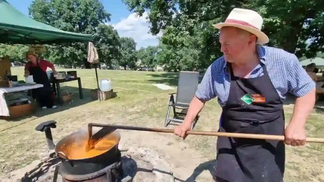 Zacusca cu vinete pregătită de Emil Tămășan la „Mutat la Țară Fest” 2026: Secretele unui deliciu culinar dezvăluite în Poiana cu Goruni